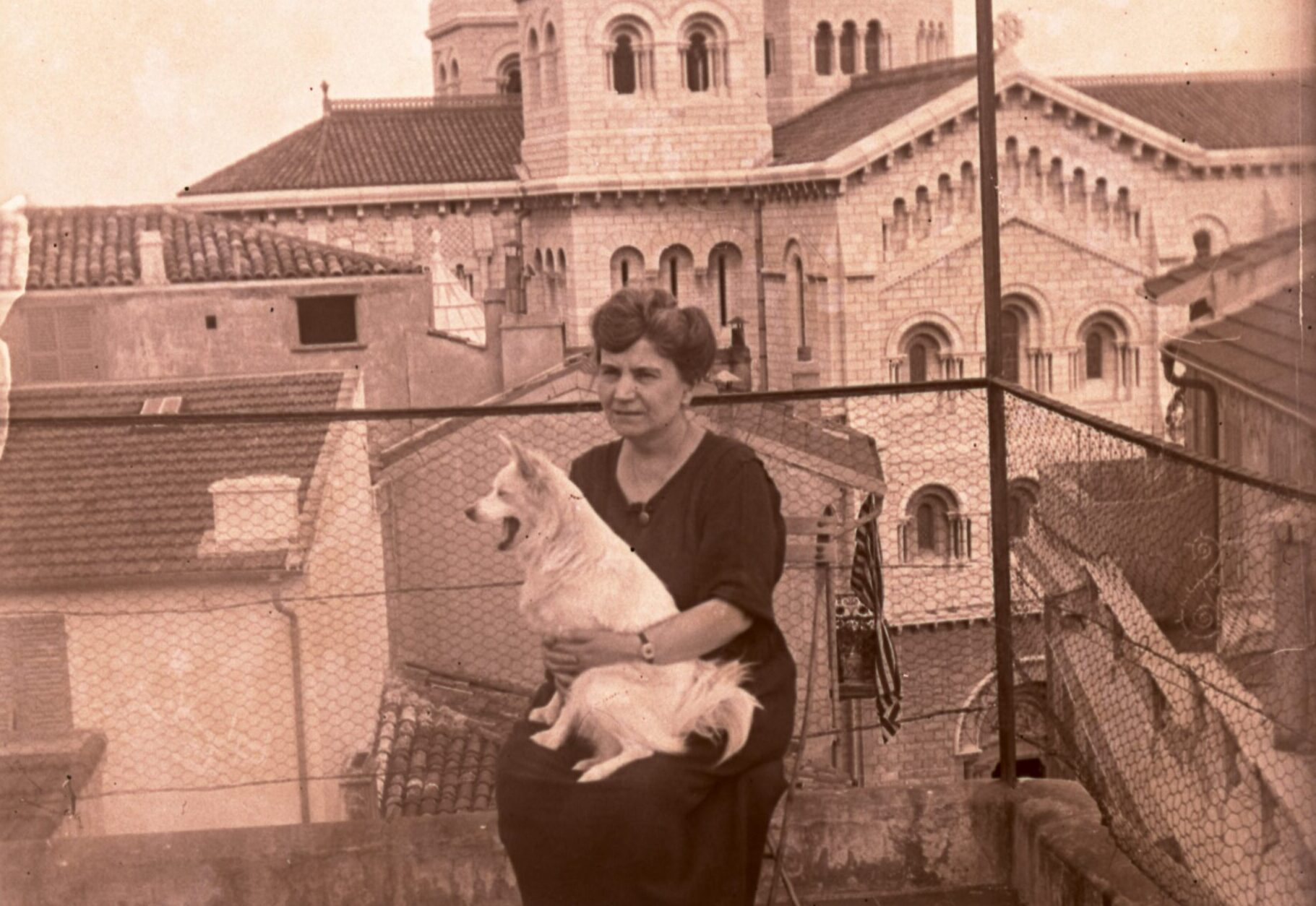 Une femme avec un chien dans les bras