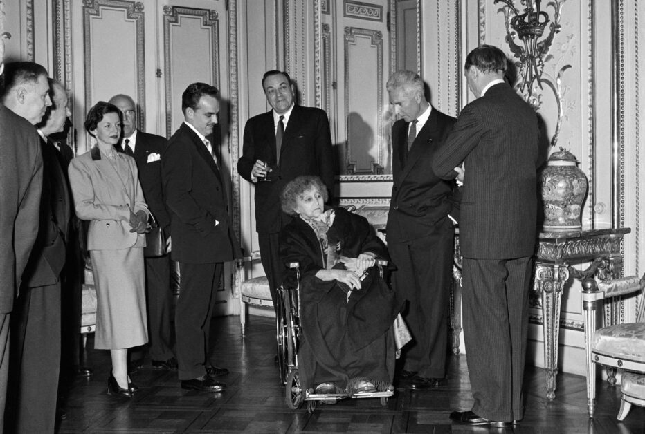 Dans le salon des Glaces du palais de Monaco, le 10 avril 1954, Jules Roy reçoit le 4e Prix littéraire de Monaco. De gauche à droite : Léonce Peillard, Roland Dorgelès, la princesse Antoinette, le prince Pierre, le prince Rainier III, Philippe Hériat, Colette, Jules Roy et Gérard Bauër. © Cliché Detaille. Coll. Archives du Palais de Monaco