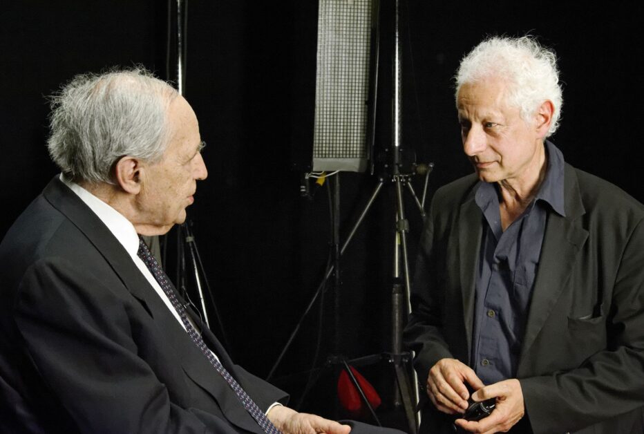 Pierre Boulez et Robert Cahen sur le tournage de "Le Maître du temps : Pierre Boulez dirige Mémoriale”, une œuvre de Robert Cahen (2011). © Photographie de Nicolas Fussler